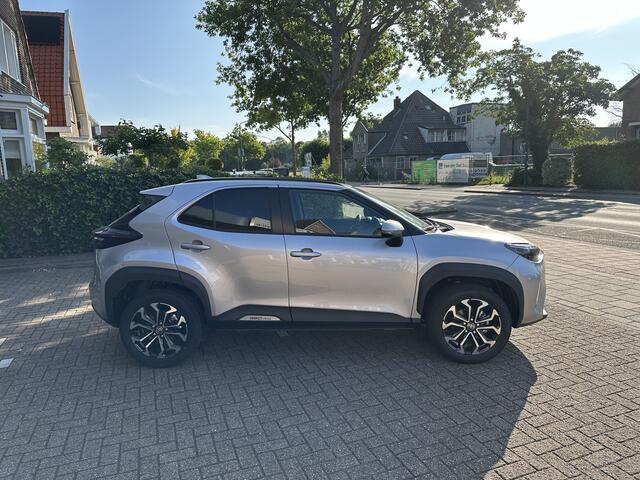 Toyota YARIS Cross 1.5 Hybrid 130pk Executive Limited dodehoekdetectie / stoelverwarming / stuurwielverwarming / parkeersensoren voor + achter / Navigatie / Apple Carplay / Android Auto / parkeercamera / Nieuwe auto / 10 jaar garantie / rijklaarprijs