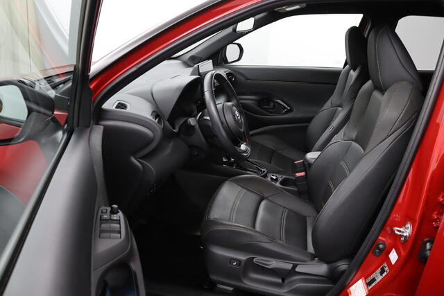 Toyota YARIS Cross 1.5 Hybrid AWD Adventure | 4X4 | Lederen Bekleding | HUD | Dodehoek Detectie | Stoel en Stuurverwarming | Elektrisch bedienbare Achterklep | Grootscherm Navigatie |