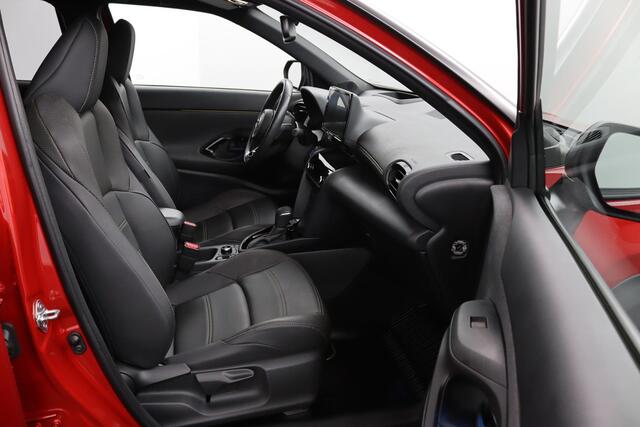 Toyota YARIS Cross 1.5 Hybrid AWD Adventure | 4X4 | Lederen Bekleding | HUD | Dodehoek Detectie | Stoel en Stuurverwarming | Elektrisch bedienbare Achterklep | Grootscherm Navigatie |