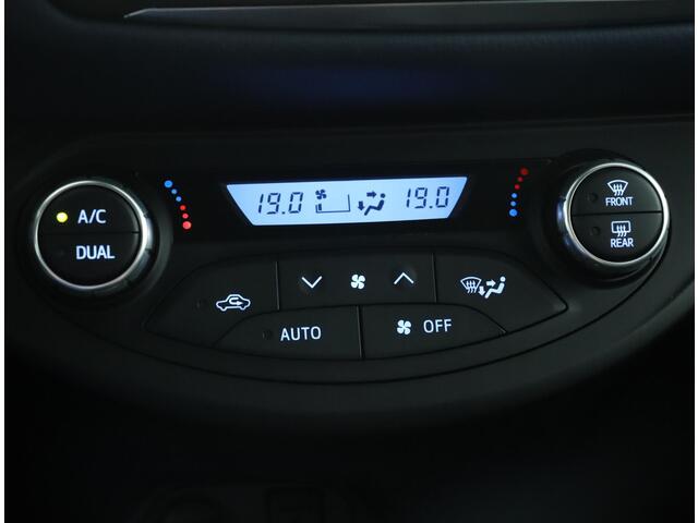 Toyota YARIS 1.5 Hybrid Bi-Tone | Bluetooth | Cruise control | Parkeer camera |