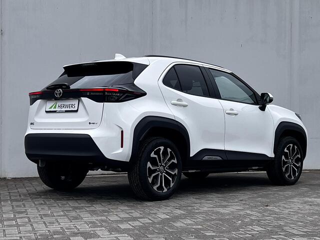 Toyota YARIS Cross 1.5 Hybrid 130 Dynamic Automaat / Nieuw / Adaptief CC / Stuur-, stoel- en voorruitverwarming / Navi (abonnement) of via Apple Carplay Android / 17" LM wielen /