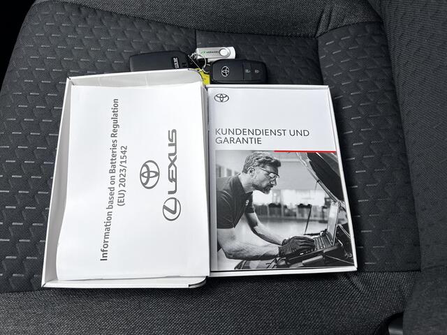 Toyota YARIS Cross 1.5 Hybrid 130 Dynamic Automaat / Nieuw / Adaptief CC / Stuur-, stoel- en voorruitverwarming / Navi (abonnement) of via Apple Carplay Android / 17" LM wielen /