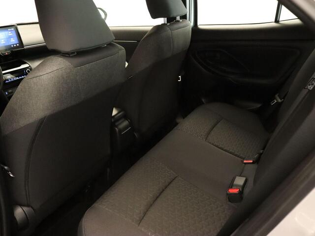 Toyota YARIS Cross 1.5 Hybrid Bi-Tone Plus - PARKEERSENSOREN VOOR/ACHTER - KEYLESS ENTRY/START - VOORSTOELEN VERWARMD - NAVIGATIESYSTEEM FULL-MAP - VOORRUITVERWARMING - STUURVERWARMING - APPLE CARPLAY/ANDROID AUTO - CRUISE CONTROL