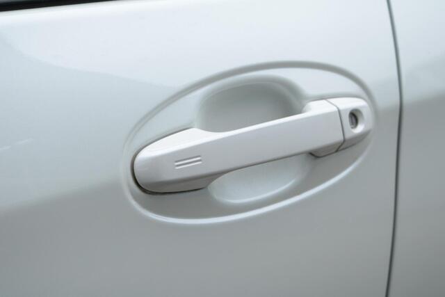 Toyota YARIS 1.5 Hybrid Bi-Tone, Trekhaak, Navi, Keyless entry