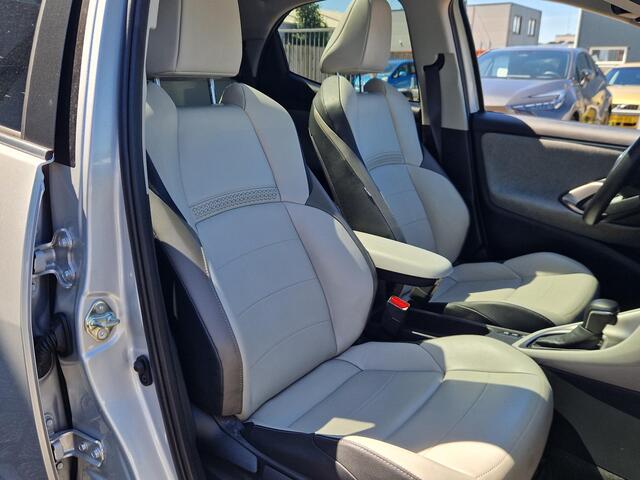 Toyota YARIS 1.5 Hybrid Executive Panoramadak Trekhaak volledig leder interieur