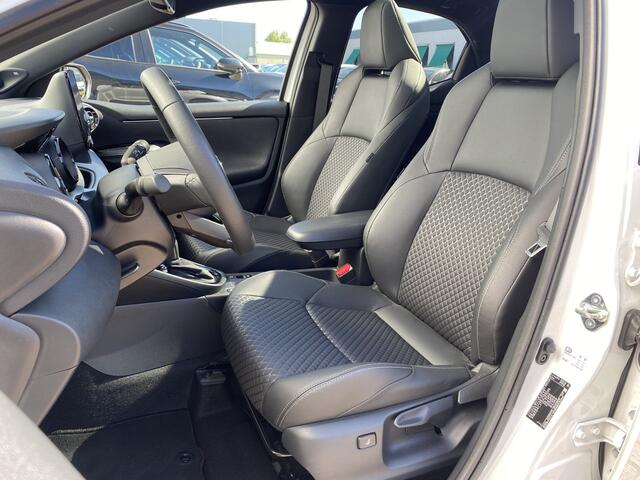 Toyota YARIS 1.5 Hybrid Executive Panorama NL Auto HUD JBL Dodehoek Detectie PDC Stoel Stuur Verwarmd
