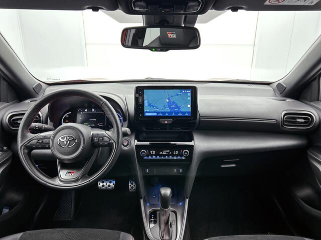 Toyota YARIS Cross 1.5 Hybrid GR Sport | Navigatie | Blind Spot | Parkeersensoren voor+achter | Stoel- en Stuurverwarming |