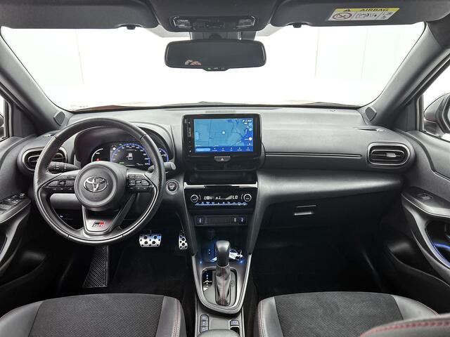 Toyota YARIS Cross 1.5 Hybrid GR Sport | Navigatie | Blind Spot | Parkeersensoren voor+achter | Stoel- en Stuurverwarming |