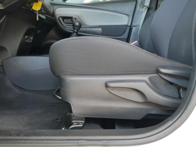Toyota YARIS 1.5 VVT-i Young, 4-Cilinder, 6-Bak, Camera