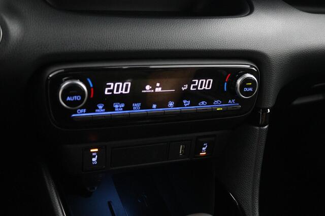 Toyota YARIS 1.5 Hybrid Executive two-tone | Navigatie | Keyless | Dodehoekdetectie | Parkeersensoren |