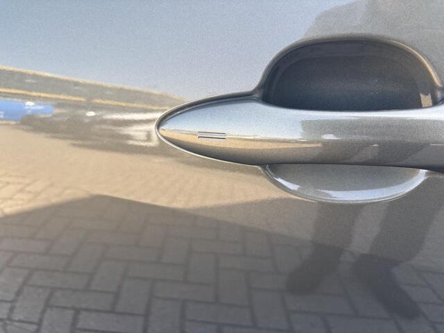 Toyota YARIS 1.5 Hybrid Executive SLECHTS 16.014KM, STOELVERWARMING, BOMVOL OPTIES!