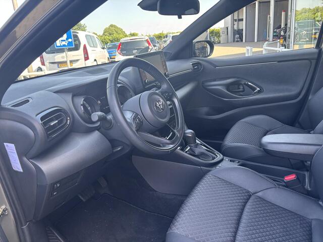 Toyota YARIS 1.5 Hybrid Executive SLECHTS 16.014KM, STOELVERWARMING, BOMVOL OPTIES!