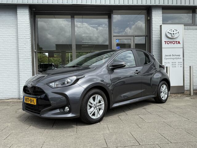 Toyota YARIS 1.5 Hybrid Active Limited 115 pk | stoelverwarming & stuurverwarming | Parkeersensoren voor & achter | Privacy glass Nieuwe auto met diverse extra's! Van 28.990,= voor 26.995,=!
