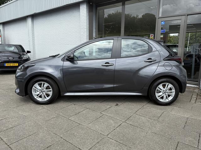 Toyota YARIS 1.5 Hybrid Active Limited 115 pk | stoelverwarming & stuurverwarming | Parkeersensoren voor & achter | Privacy glass Nieuwe auto met diverse extra's! Van 28.990,= voor 26.995,=!