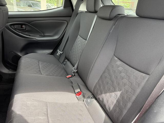 Toyota YARIS 1.5 Hybrid Active Limited 115 pk | stoelverwarming & stuurverwarming | Parkeersensoren voor & achter | Privacy glass Nieuwe auto met diverse extra's! Van 28.990,= voor 26.995,=!