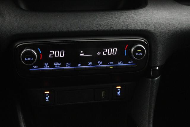 Toyota YARIS 1.5 Hybrid | Bi-tone | Stoelverwarming | Leder-stof bekleding | Keyless |