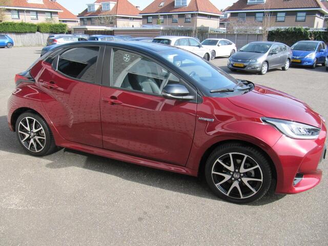 Toyota YARIS 1.5 Hybrid Launch Edition two tone