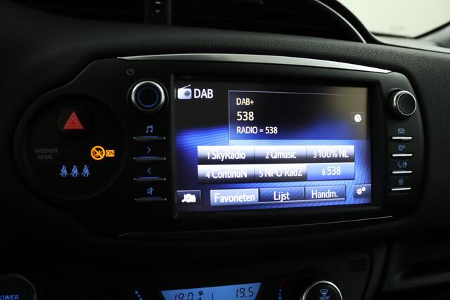 Toyota YARIS 1.5 Hybrid Premium | Airco | Cruise Control | Panoramadak | Parkeersensoren | Achteruitrijcamera | Navigatie | Keyless Entry | Fietsendragerbeugel |