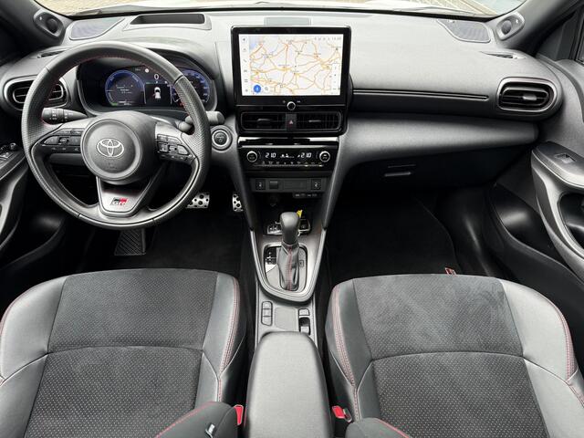 Toyota YARIS Cross 1.5 Hybrid 130 GR Sport / Trekhaak / Keyless / Clima / Stoel Verwarming / Navigatie /