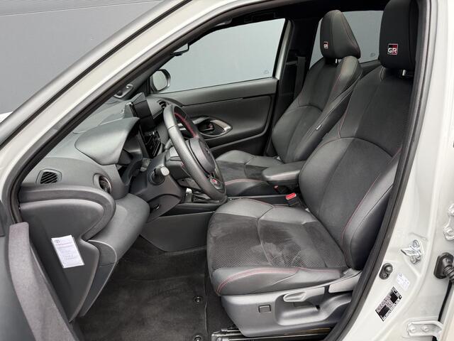 Toyota YARIS Cross 1.5 Hybrid 130 GR Sport / Trekhaak / Keyless / Clima / Stoel Verwarming / Navigatie /