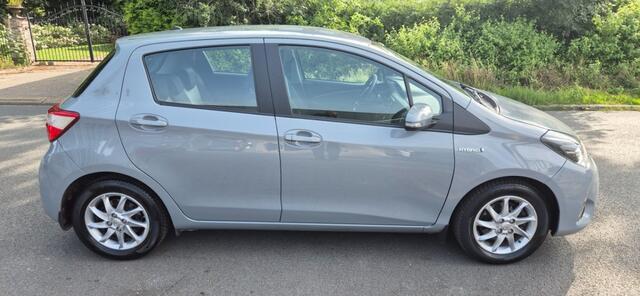 Toyota YARIS 1.5 Hybrid Dynamic *navigatie *Stoelverw.*ecc*