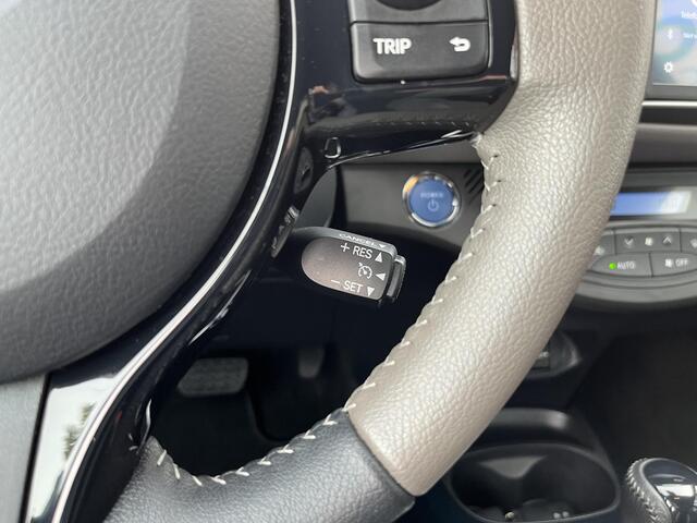 Toyota YARIS 1.5 Hybrid Bi-Tone Plus *Navigatie*Stoelverw.*