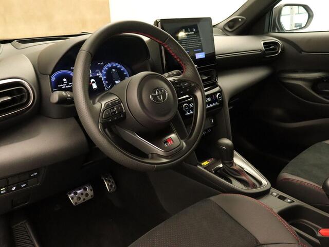 Toyota YARIS Cross 1.5 Hybrid 130 GR Sport - DIRECT UIT VOORRAAD LEVERBAAR - MEERDERE BESCHIKBAAR - HEAD-UP DISPLAY - ELEKTRISCHE ACHTERKLEP - PARKEERSENSOREN VOOR EN ACHTER - JBL GELUIDSINSTALLATIE - DODEHOEK DETECTIE
