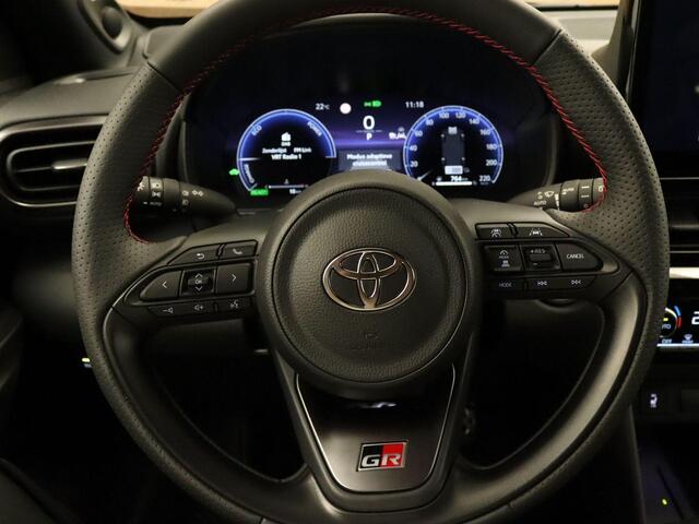 Toyota YARIS Cross 1.5 Hybrid 130 GR Sport - DIRECT UIT VOORRAAD LEVERBAAR - MEERDERE BESCHIKBAAR - HEAD-UP DISPLAY - ELEKTRISCHE ACHTERKLEP - PARKEERSENSOREN VOOR EN ACHTER - JBL GELUIDSINSTALLATIE - DODEHOEK DETECTIE