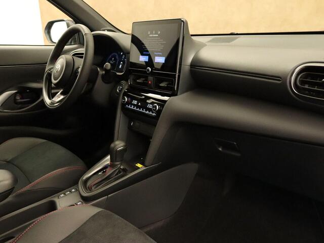 Toyota YARIS Cross 1.5 Hybrid 130 GR Sport - DIRECT UIT VOORRAAD LEVERBAAR - MEERDERE BESCHIKBAAR - HEAD-UP DISPLAY - ELEKTRISCHE ACHTERKLEP - PARKEERSENSOREN VOOR EN ACHTER - JBL GELUIDSINSTALLATIE - DODEHOEK DETECTIE