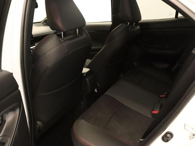 Toyota YARIS Cross 1.5 Hybrid 130 GR Sport - DIRECT UIT VOORRAAD LEVERBAAR - MEERDERE BESCHIKBAAR - HEAD-UP DISPLAY - ELEKTRISCHE ACHTERKLEP - PARKEERSENSOREN VOOR EN ACHTER - JBL GELUIDSINSTALLATIE - DODEHOEK DETECTIE