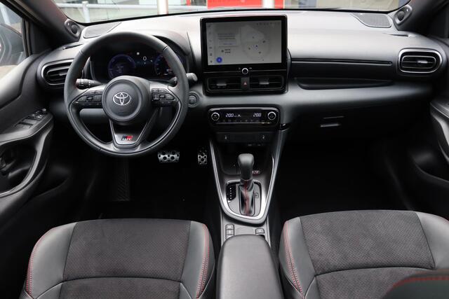 Toyota YARIS 1.5 Hybrid 130 GR Sport, GR Pack , Nieuw, Panodak, Voordeel!