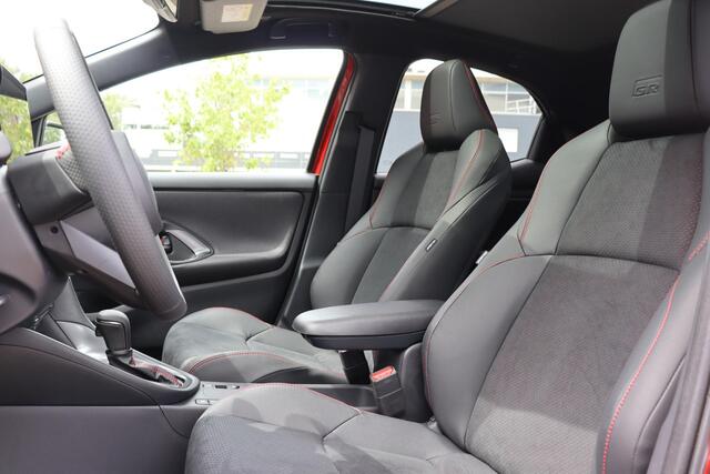 Toyota YARIS 1.5 Hybrid 130 GR Sport, GR Pack , Nieuw, Panodak, Voordeel!