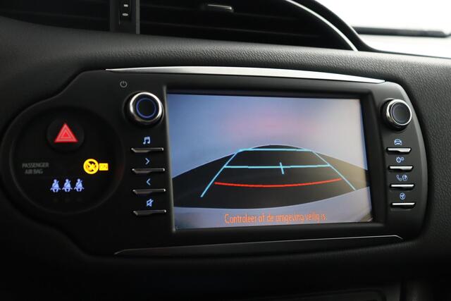 Toyota YARIS 1.5 Hybrid Bi-Tone | Parkeersensoren | Stoelverwarming | Cruise-Control |