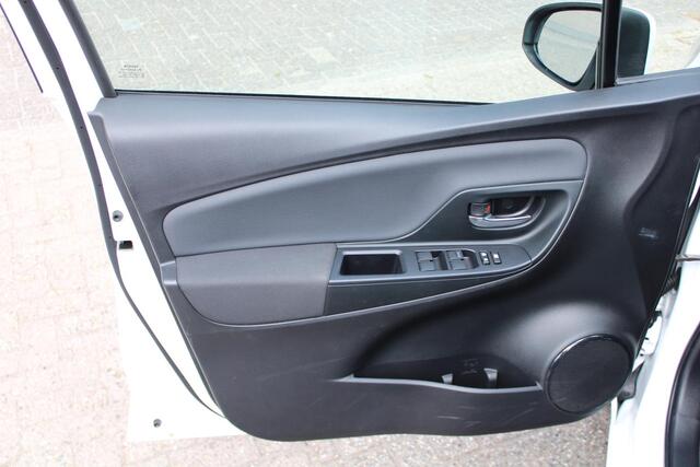 Toyota YARIS 1.5 Hybrid Achteruitrijcamera, CC, Bluetooth, NAVI, ECC, Leder, Grootlicht assistent, 15" LMV
