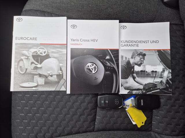 Toyota YARIS Cross 1.5 Hybrid 130 Launch Edition Automaat Team D / Winter Pakket / Safety Pakket / Adaptief CC / Stuur-, Stoel en voorruitverwarming / Draadloze telefoon lader / Apple Carplay Android Auto / Achteruitrijcamera /