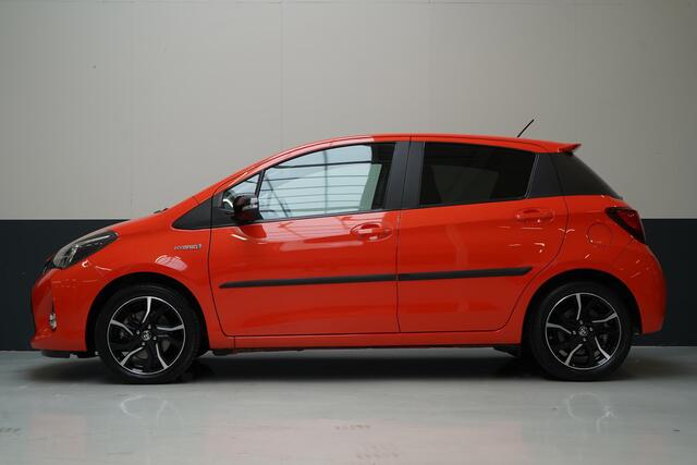Toyota YARIS 1.5 Hybrid Orange Sport | Navigatie | Achteruitrijcamera | Climate control | Cruise control | Lm velgen