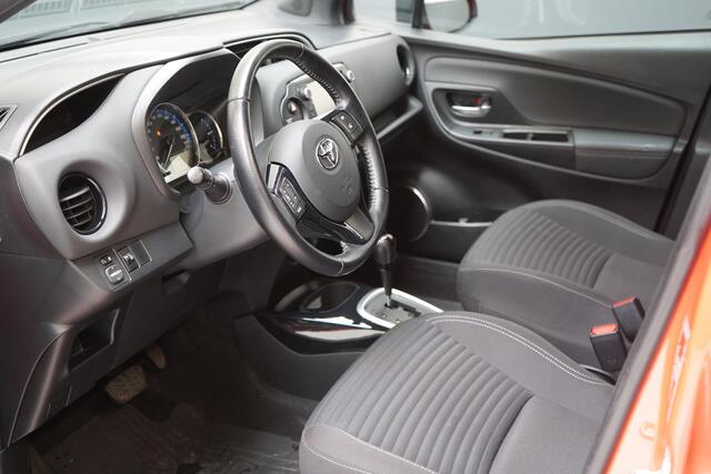 Toyota YARIS 1.5 Hybrid Orange Sport | Navigatie | Achteruitrijcamera | Climate control | Cruise control | Lm velgen