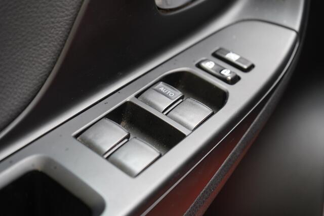 Toyota YARIS 1.5 Hybrid Orange Sport | Navigatie | Achteruitrijcamera | Climate control | Cruise control | Lm velgen