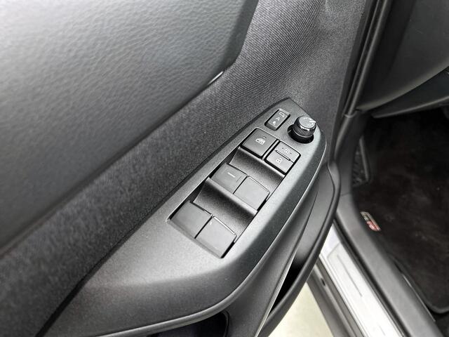 Toyota YARIS Cross 1.5 Hybrid 130 GR Sport | Blindspot | Stoelverwarming + Stuurverwarming | Navigatie |