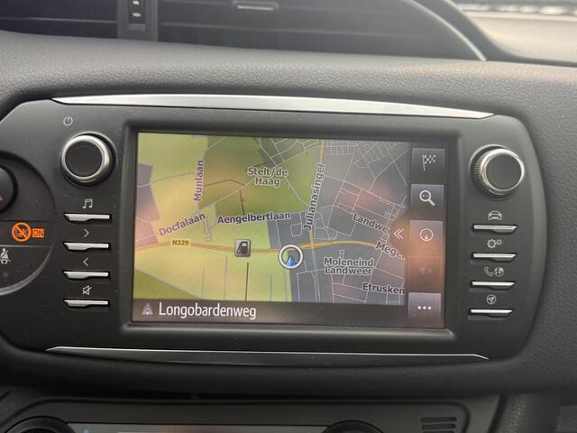 Toyota YARIS 1.5 Hybrid Bi-Tone Plus **NAVIGATIE/ PANORAMA DAK/ KEYLESS/ GARANTIE**