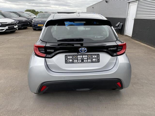 Toyota YARIS 1.5 Hybrid Dynamic Parkeersensoren voor + achter, Navigatie Apple CarPlay/Android Auto, achteruitrij camera, adaptieve cruise control, LED