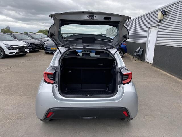 Toyota YARIS 1.5 Hybrid Dynamic Parkeersensoren voor + achter, Navigatie Apple CarPlay/Android Auto, achteruitrij camera, adaptieve cruise control, LED