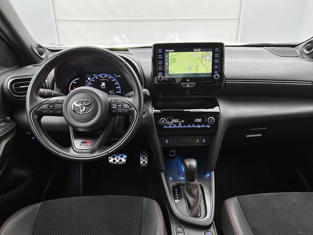 Toyota YARIS Cross 1.5 Hybrid GR Sport | Half lederen bekleding | Afneembare trekhaak | JBL | Stoelverwarming | Treeplanken | 360 Camera | Blindspot |