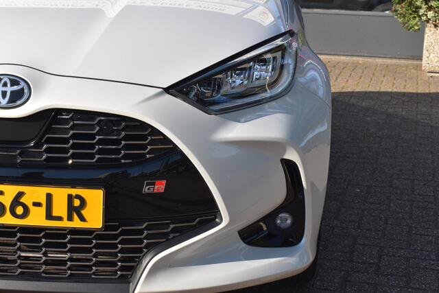 Toyota YARIS 1.5 Hybrid GR Sport 100% Toyota Onderhouden | Navigatie | Camera | 12 mnd BOVAG garantie Whatsapp 06-53188999