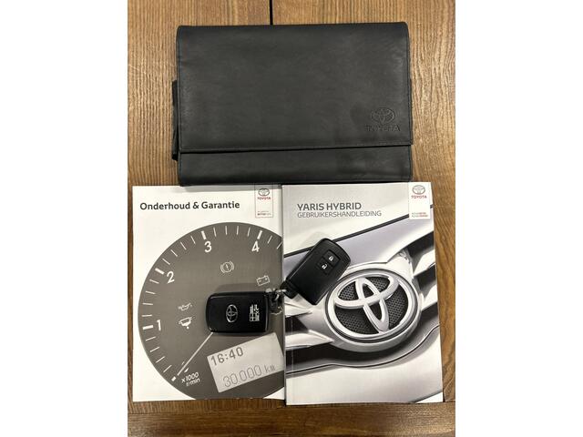 Toyota YARIS 1.5 Hybrid Bi-Tone Plus Automaat | Panoramadak | NL AUTO | Achteruitrijcamera | Navigatie | Cruise control | Climate control | Apple carplay | Elek. inklapbare spiegels