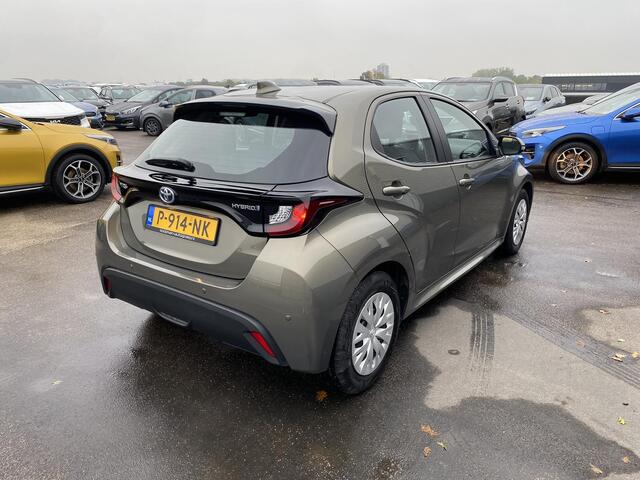 Toyota YARIS 1.5 Hybrid Active Nieuw geleverd en onderhouden Incl: AppleCarPlay/AndroidAuto, Adaptive Cruise control, Climate Control, Metallic lak