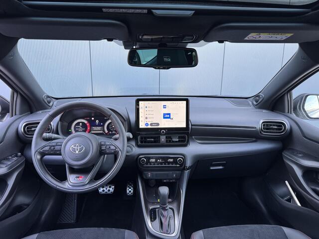Toyota YARIS 1.5 Hybrid 130 GR Sport | Panorama-dak | JBL-audio | PDC Rondom | BSM | LED |