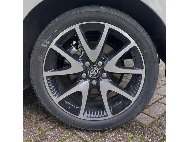 Toyota YARIS 1.5 Hybrid Executive Pano 17 inch