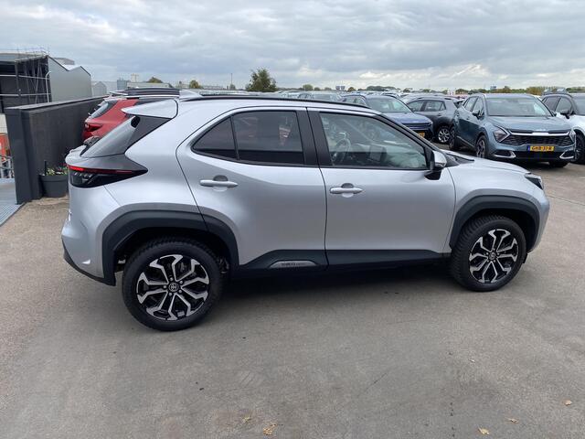 Toyota YARIS Cross 1.5 Hybrid Dynamic LED, Smart Key, Privacy glass, Navigatie, Apple CarPlay/Android Auto, achteruitrij camera, adaptieve cruise control, LM velgen, Climate control
