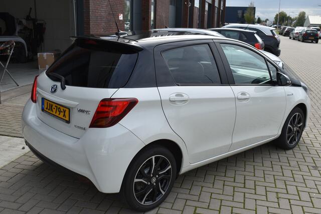 Toyota YARIS HYBRID BI-TONE Plus